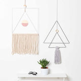 Fertige Makramee-Kreationen aus dem Baumwollgarn von easy-sticks. Stilvolle Wandbehänge und Pflanzenhänger in eleganten Farben, inspiriert von kreativen Ideen.