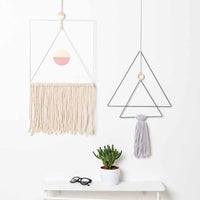 Fertige Makramee-Kreationen aus dem Baumwollgarn von easy-sticks. Stilvolle Wandbehänge und Pflanzenhänger in eleganten Farben, inspiriert von kreativen Ideen.