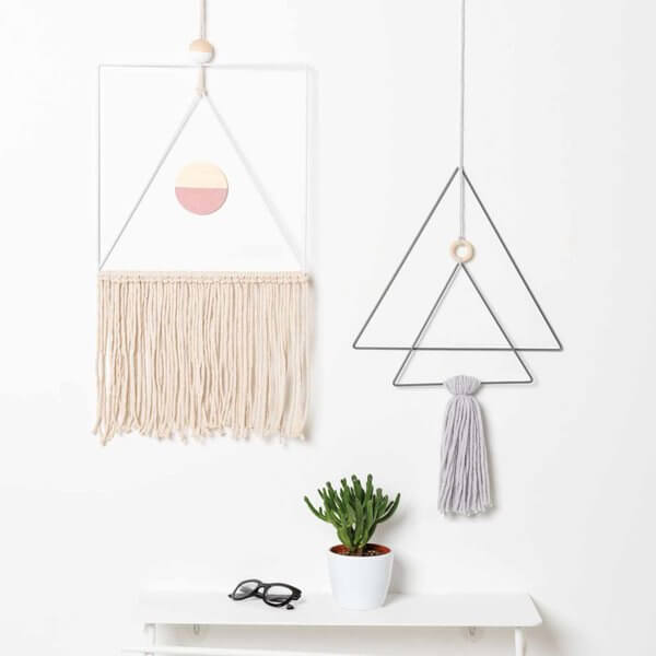 Fertige Makramee-Kreationen aus dem Baumwollgarn von easy-sticks. Stilvolle Wandbehänge und Pflanzenhänger in eleganten Farben, inspiriert von kreativen Ideen.